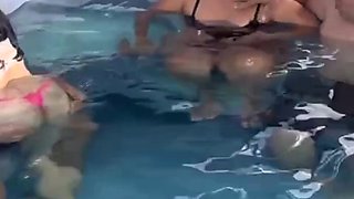 Sexo En La Piscina Delante De Mis Papas