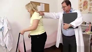 Blondhaired chubby milf explored by cunt doctor