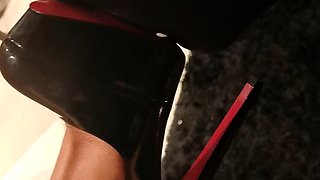 Amateur Foot Fetish Girlfriend Sucks and gives a Footjob