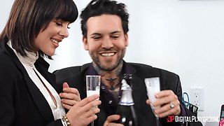 Small Hands' Wild Influence in a Sultry Scene