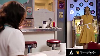 Serene Siren and Alexis Tae lesbian sex