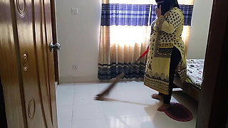 Office Boss Fuck a Arabian Muslim Maid When She Was Clean Office Room!