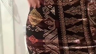 She Squirts In Sexy White Kebaya Hijab Girl Plays In The Toilet Until