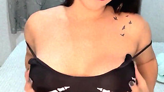 Morena Safada Likes to Show Himself and Put the Piroca Into the Pussy