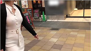 個人撮影巨乳熟女にヒタッと白ワンヒてノーフラ散歩お買い物ホッチか Japanese/hentai/asian/milf/step Mom/big Tits/日本人/熟女/巨乳/素人/潮吹き