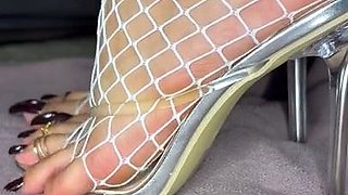 Amateur Foot Fetish Girlfriend Sucks and gives a Footjob