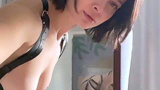 Solo redhead big ass babe toys her holes