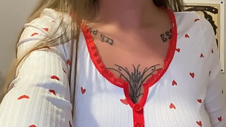 Watch this tattooed goth teen fingers hard herself