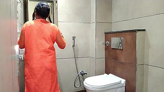 Bhabhi Bathroom Me Naha Rahi Thi Devar Aake Chod Diya