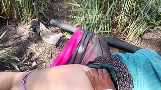 The 18-year-old young stepsister is naked in an outdoor wheat field, stripping her naked and fingering her fat ass and fucking h