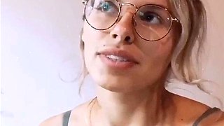 Amateur Webcam Cute Teen Plays Solo with Big Dildo