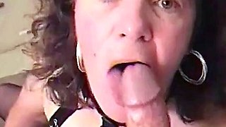 MOM GIVES AMAZING BLOWJOB TO BIG COCK