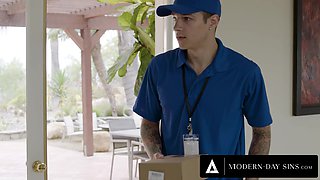 MODERN-DAY SINS - Lonely Housewife Pristine Edge Seduces Delivery Guy While Craving An Anal Creampie