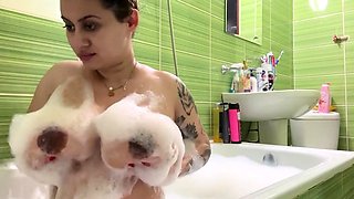 Big boob brunette masturbates on webcam
