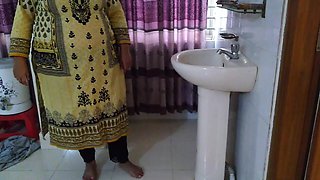 Pakistani Aunty Fucked by Neighbor Hot Guy When She Was Ready for Go to Meet with Her Ex Boyfriend