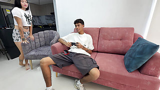 While my husband plays with his best friend on the play, I take the opportunity to seduce him and he ends up me hard.