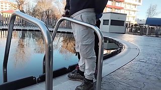 un tip ma ejagulat sperma pe balustrada cun vibrator