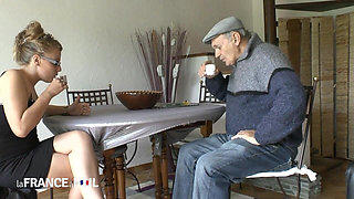 Amateur teen blonde anal fucked in threeway with daddy