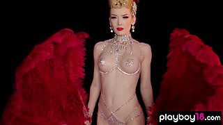 Shining burlesque babe reveals her jugs