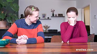 Ersties - Heiße lesbische Action mit der Pornoproduzentin Sally B und ihrem Fan Emma K