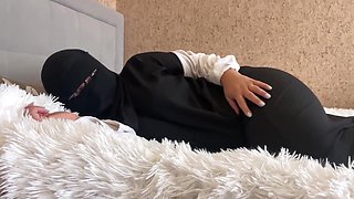 Arab MILF in Hijab Got Double Orgasm While Masturbating Her Pussy