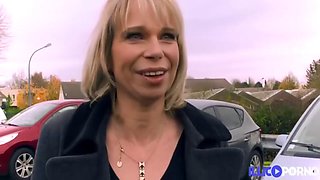 Blonde Cougar Stepmom Isabelle Takes Anal Pounding in Car