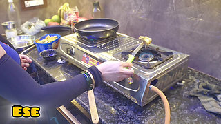 Chachi Ki Jabardast Chudai Kari Kitchen mein Jab wo khana Bnarahi thi..