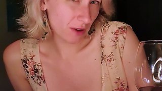 Amateur Webcam Cute Teen Plays Solo with Big Dildo