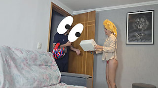 Married only in panties pranks a delivery man!
