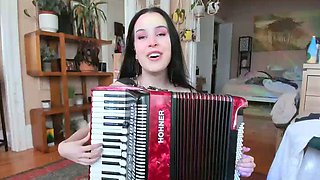 Brunette amateur webcam babe pleases pussy