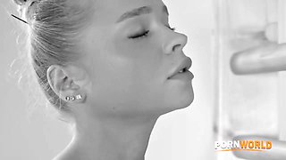 Horny Ballerina Alexa Flexy Orgasms With A Glass Dildo After Masturbating GP2871