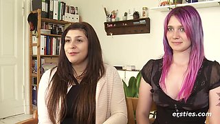 Ersties - Maria M. und Julie haben Spaß mit Öl und intensivem Fingerspiel