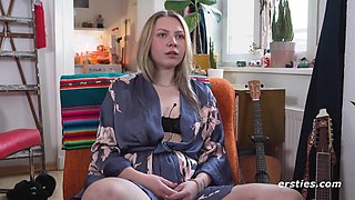 Ersties - Songschreiberin Nelio aus Berlin masturbiert - Amateurs