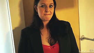 Amateur Mom Kylie masturbates on casting couch