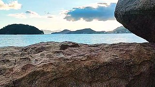 Sexo na praia com a esposa gostosa que saiu caminhando toda