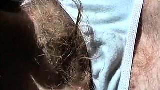 Die dreckige haarige Falte einer deutschen Frau