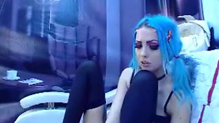 Tattoed emo gothic chick remove stockings and sucks her toes