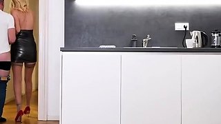 Wife and Mom Turns Kinky for First Time - Laura Lux