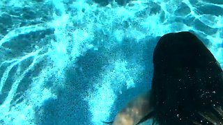 Ebony MILF model Ana Foxxx dips in pool