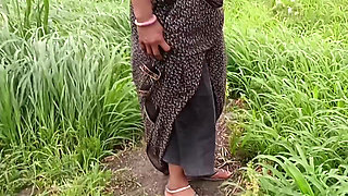 पड़ोसन खेत में चारा काट रही थी पतली खूबसूरत ब्लैक साड़ी में कमर देखी पड़ोसन खेत में अपनी भोसड़ी उगलियां करती मुझे दिखाई रही  मुझ