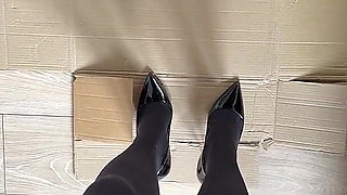 Giantess Crushing in Pantyhose and High Heels