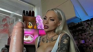 Pissing masturbating babe solo toy play