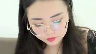 Amateur Webcam Cute Teen Plays Solo with Big