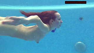 Erotically hot solo show performed by Lina Mercury in the swimming pool