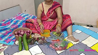 XXX Bhojpuri Bhabhi, While Selling Vegetables, Showing off Her Fat Nipples, Got Chuckled by the Customer!