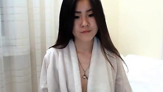 sexy korean girl squirts on cam