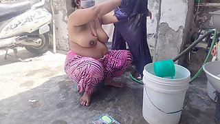 Indian Bhabhi's Hot Video While Bathing