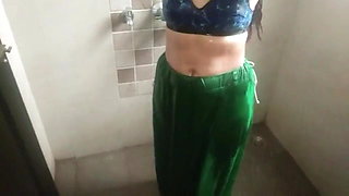 Hot Bhabhi ko bathroom me nahate huye dekhliya to chod diya