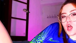 Ruiva exibindo a bunda grande enquanto brinca com a