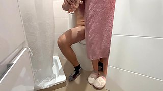 Brazilian teen cheats on her husband with his brother in small bathroom